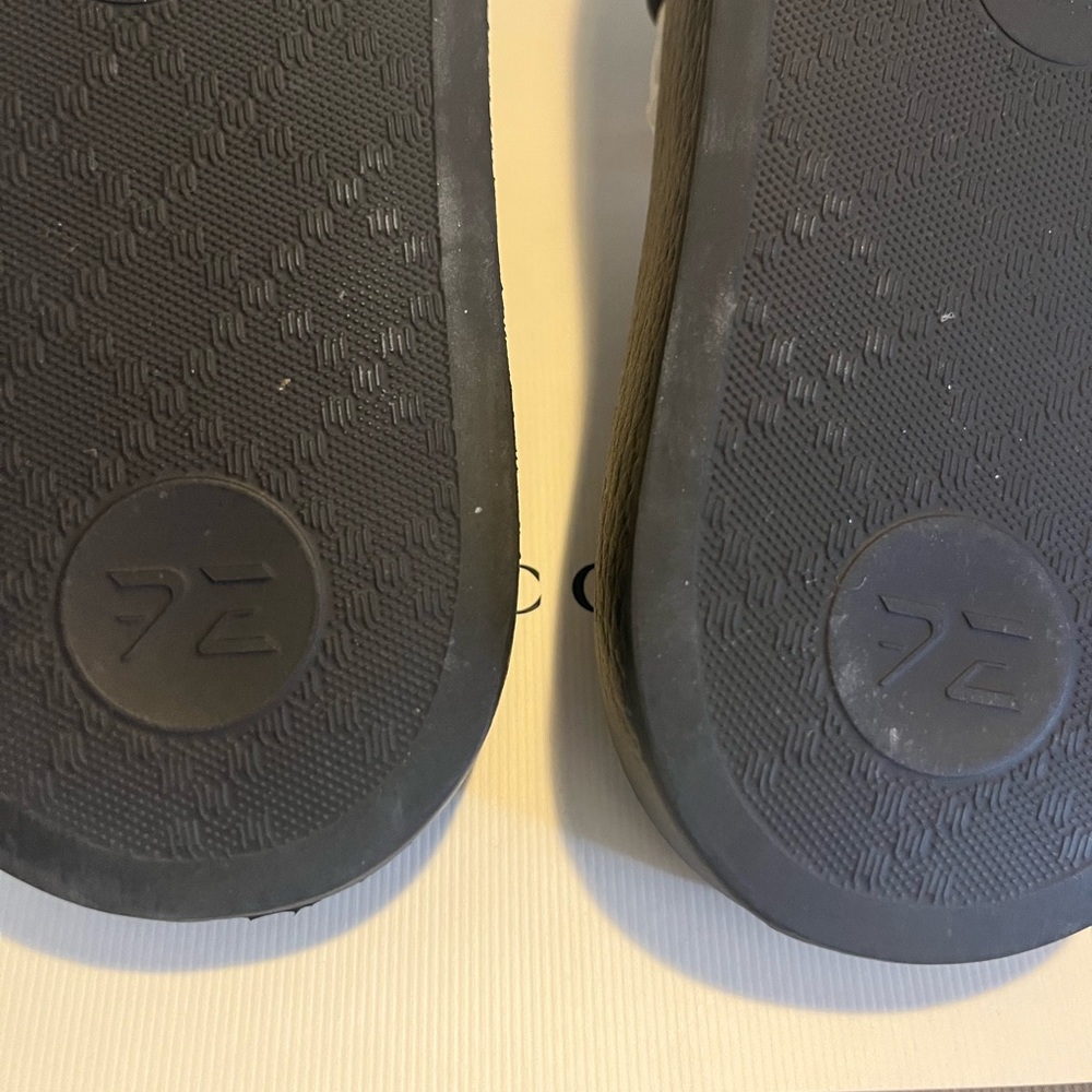GUCCI Embossed Black Slides - Picture 11 of 15